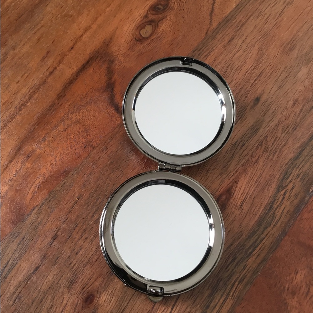 St. John Compact Mirror - Picture 4 of 4